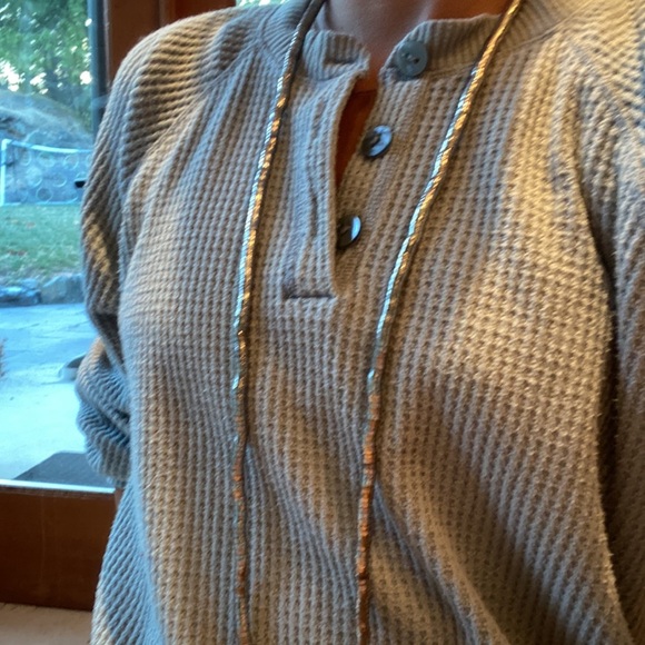 Beautiful long pliable necklace - Picture 3 of 8